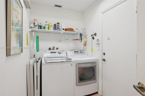 House in Pembroke Pines, Florida 3 bedrooms, 164.07 sq.m. № 2050852 - photo 18