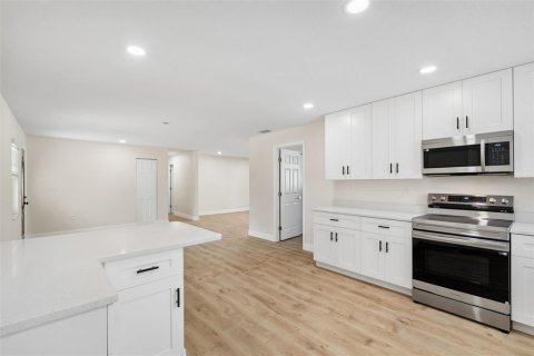 House in Tampa, Florida 4 bedrooms, 140.47 sq.m. № 2097009 - photo 30
