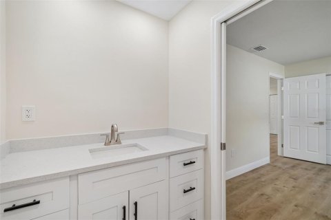 House in Tampa, Florida 4 bedrooms, 140.47 sq.m. № 2097009 - photo 6