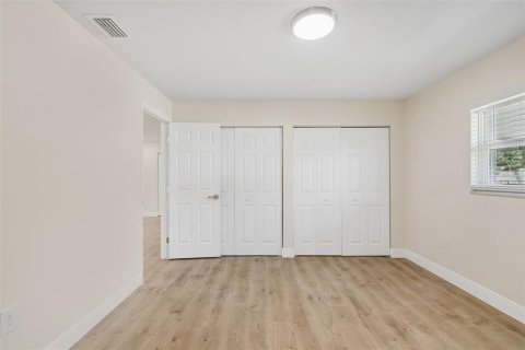 House in Tampa, Florida 4 bedrooms, 140.47 sq.m. № 2097009 - photo 7