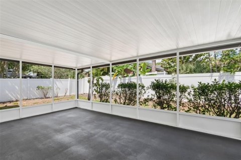 House in Tampa, Florida 4 bedrooms, 140.47 sq.m. № 2097009 - photo 18
