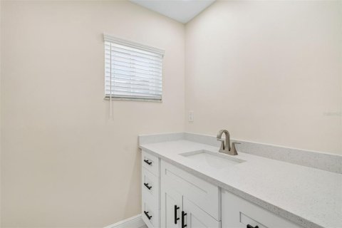 House in Tampa, Florida 4 bedrooms, 140.47 sq.m. № 2097009 - photo 8