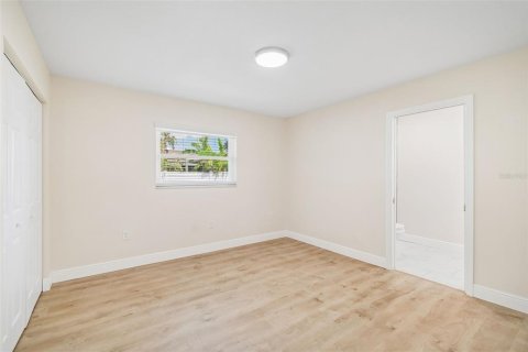 House in Tampa, Florida 4 bedrooms, 140.47 sq.m. № 2097009 - photo 20