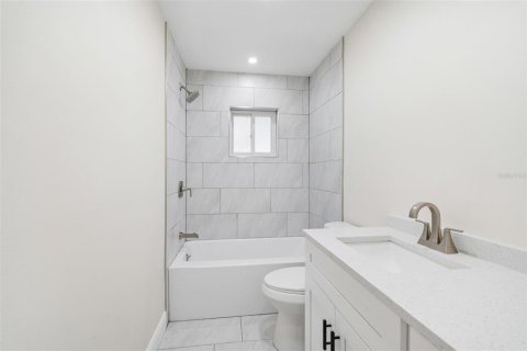 House in Tampa, Florida 4 bedrooms, 140.47 sq.m. № 2097009 - photo 23