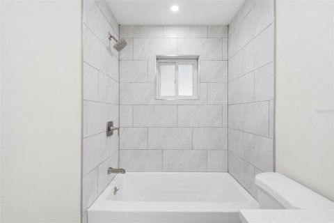 House in Tampa, Florida 4 bedrooms, 140.47 sq.m. № 2097009 - photo 22