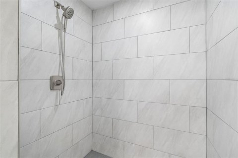 House in Tampa, Florida 4 bedrooms, 140.47 sq.m. № 2097009 - photo 4