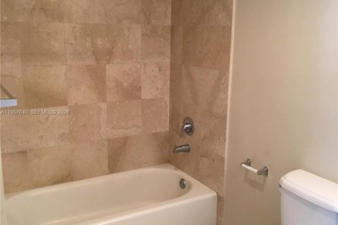 Condominio en venta en Coral Gables, Florida, 2 dormitorios, 90.12 m2 № 2011834 - foto 10