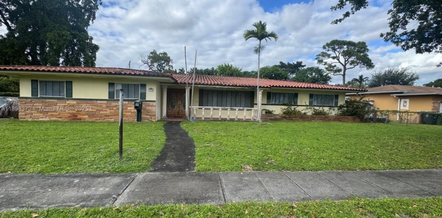 House in North Miami, Florida 4 bedrooms, 246.84 sq.m. № 1949893