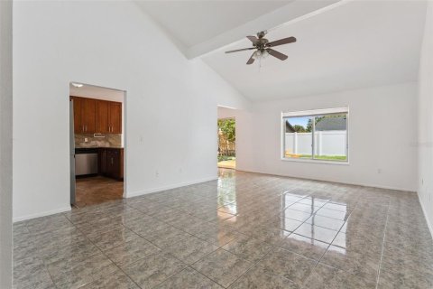 House in Orlando, Florida 4 bedrooms, 141.12 sq.m. № 2391559 - photo 9