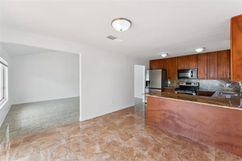 House in Orlando, Florida 4 bedrooms, 141.12 sq.m. № 2391559 - photo 12