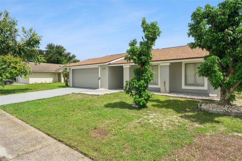 House in Orlando, Florida 4 bedrooms, 141.12 sq.m. № 2391559 - photo 4