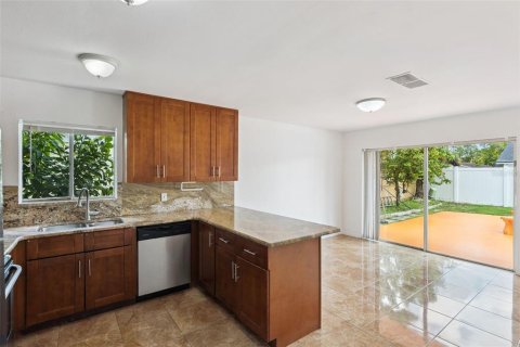 House in Orlando, Florida 4 bedrooms, 141.12 sq.m. № 2391559 - photo 13