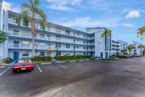 Condo in Margate, Florida, 2 bedrooms  № 948888 - photo 1