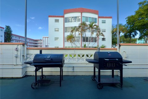 Condo in Lauderdale Lakes, Florida, 1 bedroom  № 1878523 - photo 15
