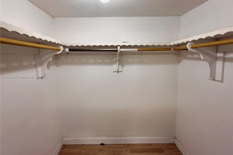 Condo in Lauderdale Lakes, Florida, 1 bedroom  № 1878523 - photo 10