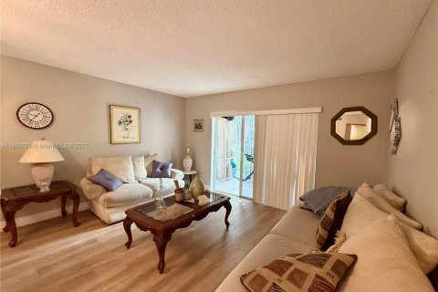 Condo in Lauderdale Lakes, Florida, 1 bedroom  № 1878523 - photo 2