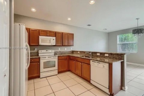 Townhouse in Cutler Bay, Florida 2 bedrooms, 135.45 sq.m. № 2261583 - photo 8