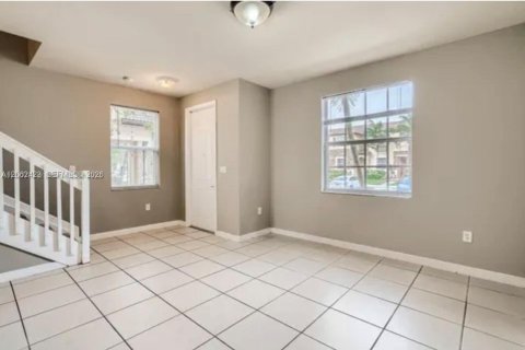 Townhouse in Cutler Bay, Florida 2 bedrooms, 135.45 sq.m. № 2261583 - photo 3