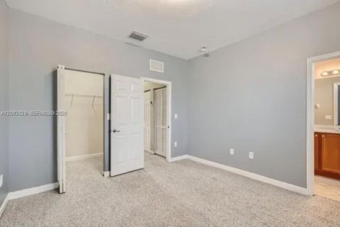 Townhouse in Cutler Bay, Florida 2 bedrooms, 135.45 sq.m. № 2261583 - photo 12