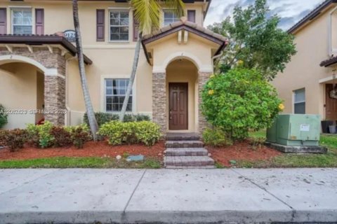 Townhouse in Cutler Bay, Florida 2 bedrooms, 135.45 sq.m. № 2261583