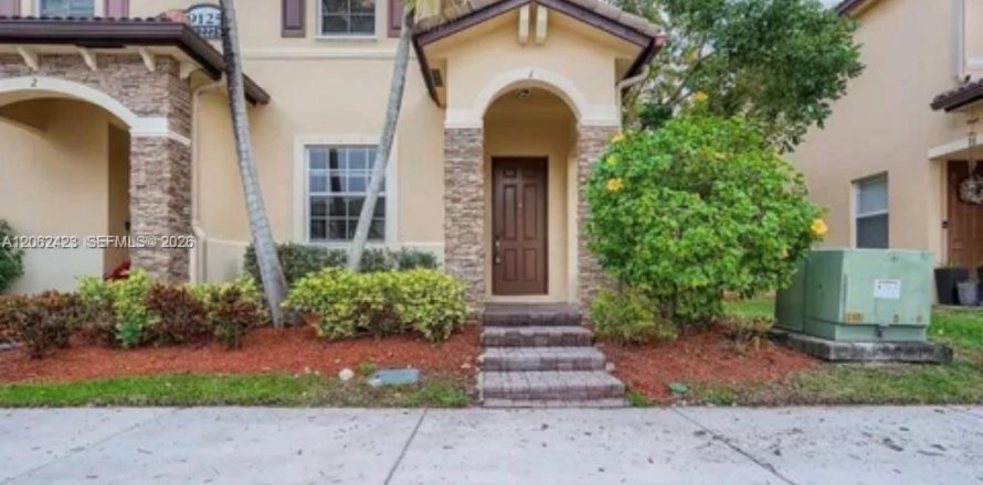 Townhouse in Cutler Bay, Florida 2 bedrooms, 135.45 sq.m. № 2261583