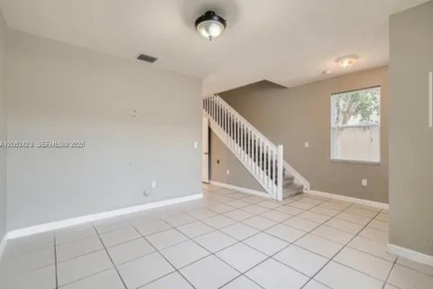 Townhouse in Cutler Bay, Florida 2 bedrooms, 135.45 sq.m. № 2261583 - photo 4