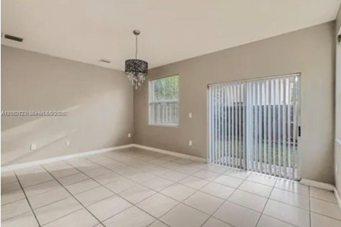 Townhouse in Cutler Bay, Florida 2 bedrooms, 135.45 sq.m. № 2261583 - photo 18