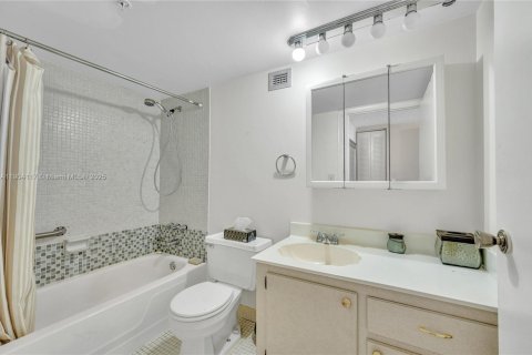 Condo in Miami Beach, Florida, 1 bedroom  № 1954986 - photo 16