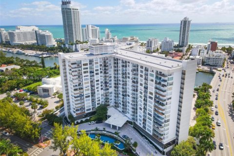 Condo in Miami Beach, Florida, 1 bedroom  № 1954986 - photo 1