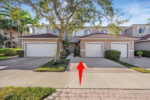 House in Fort Myers, Florida 3 bedrooms, 151.34 sq.m. № 1741533 - photo 1