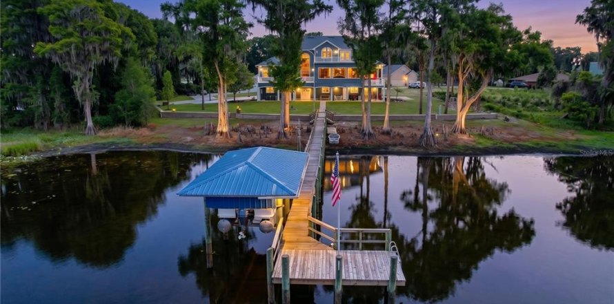 House in Inverness, Florida 4 bedrooms, 418.52 sq.m. № 2198266