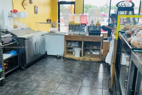 Commercial property in Tampa, Florida № 1768783 - photo 14
