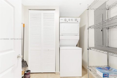 Condo in Miami, Florida, 2 bedrooms  № 2047236 - photo 15