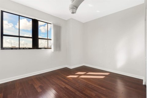 Condo in Miami, Florida, 2 bedrooms  № 2047236 - photo 12