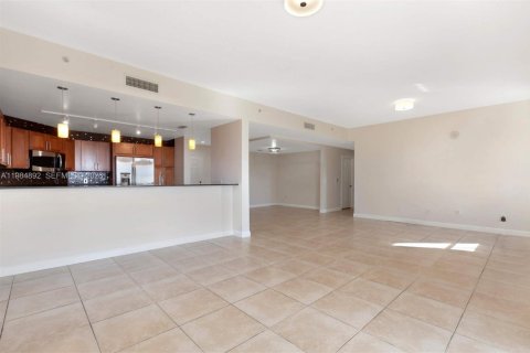 Condo in Miami, Florida, 2 bedrooms  № 2047236 - photo 4