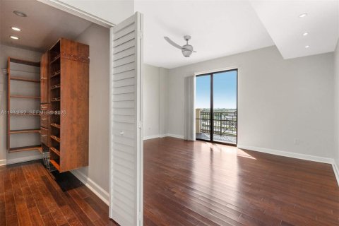 Condo in Miami, Florida, 2 bedrooms  № 2047236 - photo 8
