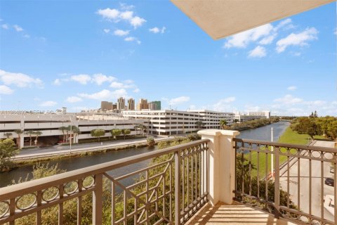 Condo in Miami, Florida, 2 bedrooms  № 2047236 - photo 18