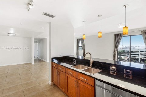 Condo in Miami, Florida, 2 bedrooms  № 2047236 - photo 6