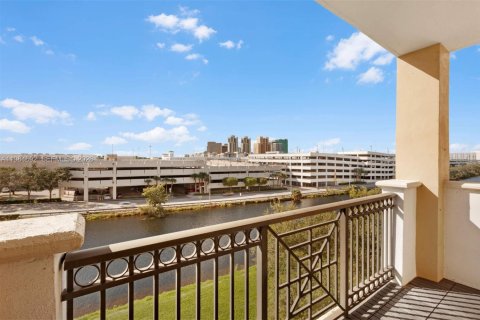 Condo in Miami, Florida, 2 bedrooms  № 2047236 - photo 16