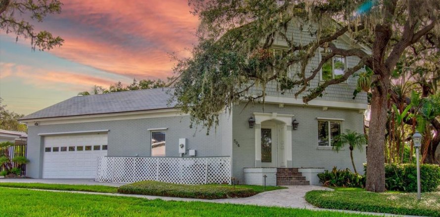 House in Tarpon Springs, Florida 4 bedrooms, 346.34 sq.m. № 1777140