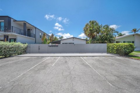 Commercial property in Fort Lauderdale, Florida 211.45 sq.m. № 2154750 - photo 3