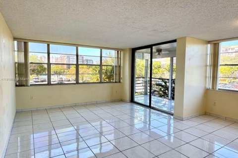 Condo in Pembroke Pines, Florida, 2 bedrooms  № 1973305 - photo 6