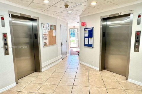 Condo in Pembroke Pines, Florida, 2 bedrooms  № 1973305 - photo 25