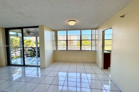 Condo in Pembroke Pines, Florida, 2 bedrooms  № 1973305 - photo 8