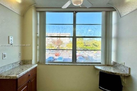 Condo in Pembroke Pines, Florida, 2 bedrooms  № 1973305 - photo 14