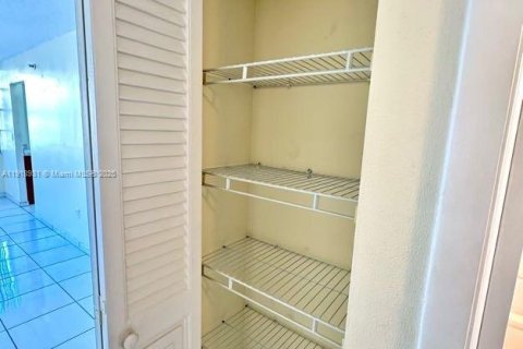 Condo in Pembroke Pines, Florida, 2 bedrooms  № 1973305 - photo 21