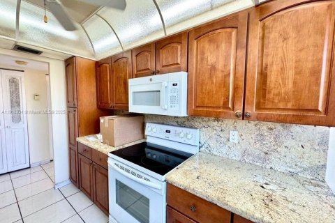 Condo in Pembroke Pines, Florida, 2 bedrooms  № 1973305 - photo 11