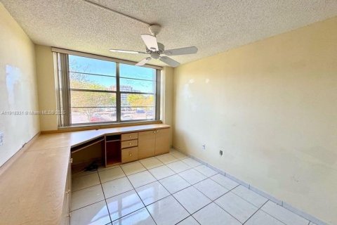 Condo in Pembroke Pines, Florida, 2 bedrooms  № 1973305 - photo 18