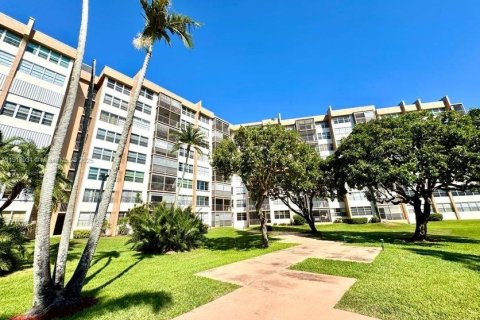 Condo in Pembroke Pines, Florida, 2 bedrooms  № 1973305 - photo 2