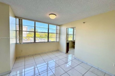 Condo in Pembroke Pines, Florida, 2 bedrooms  № 1973305 - photo 9